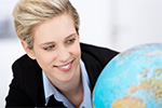 Frau mit Globus